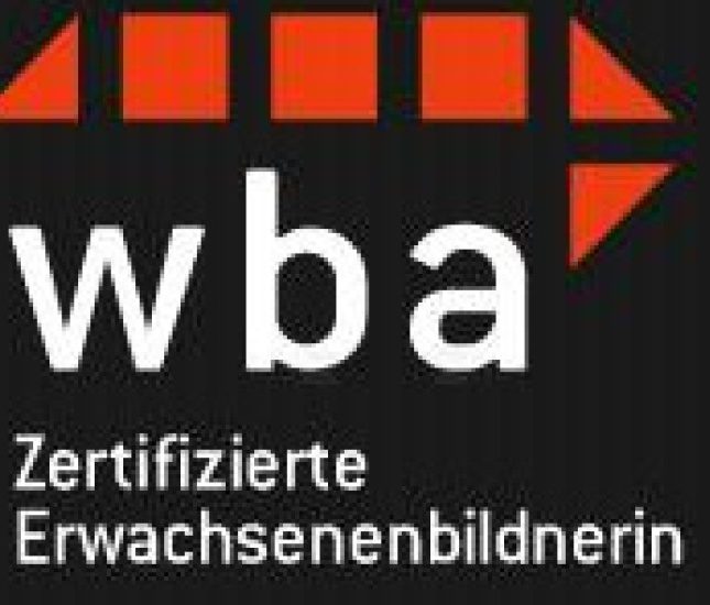 Logo der WBA mit dem Text "Zertifizierte Erwachsenenbildnerin".